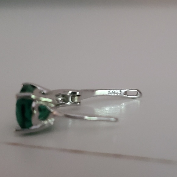 Beautiful Sterling silver Emerald earrings NIB - Picture 5 of 8